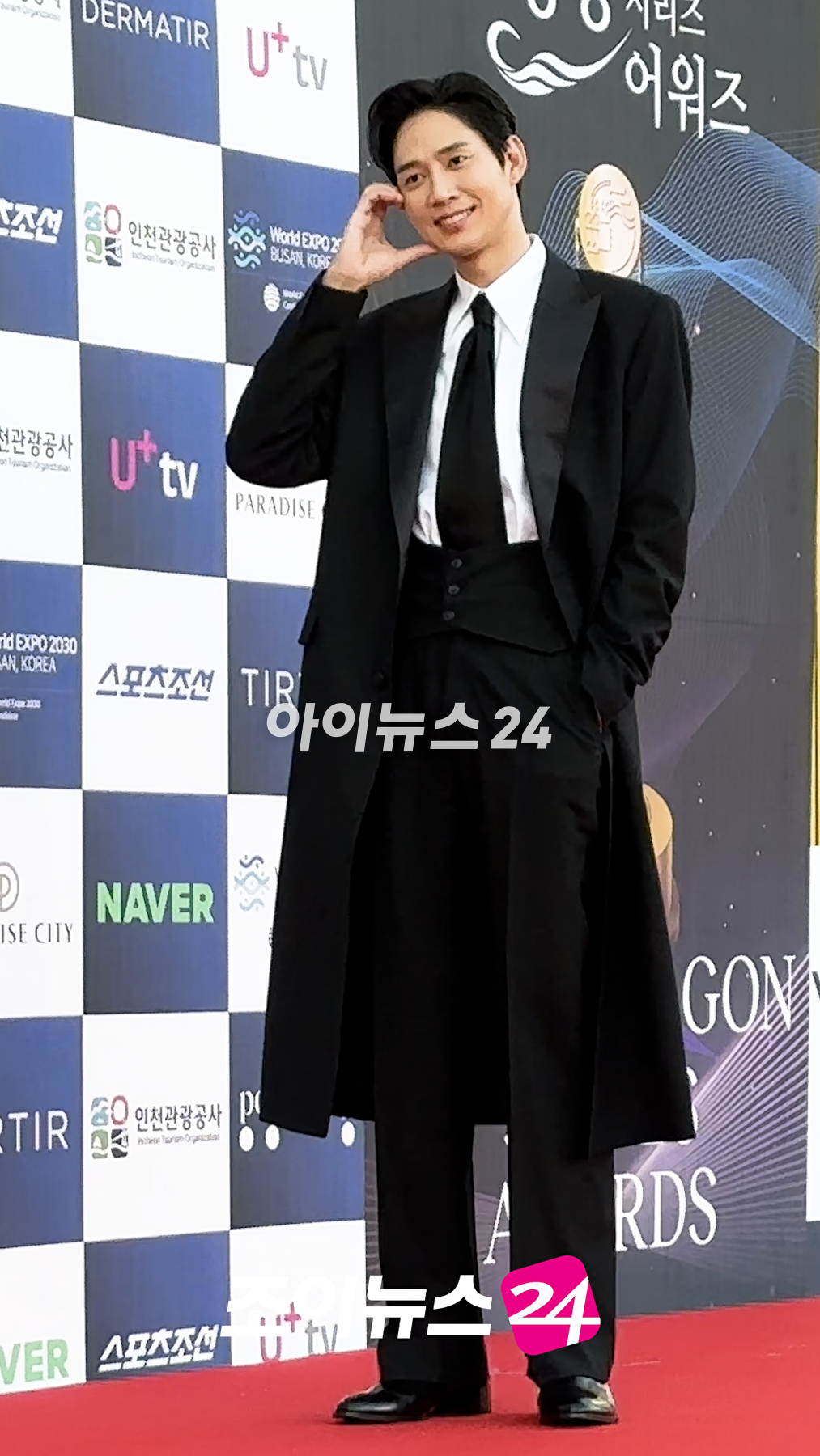 배우 박성훈이 19일 인천 파라다이스시티에서 열린 제2회 청룡시리즈어워즈 레드카펫 행사에 참석하고 있다. [사진=정소희 기자]