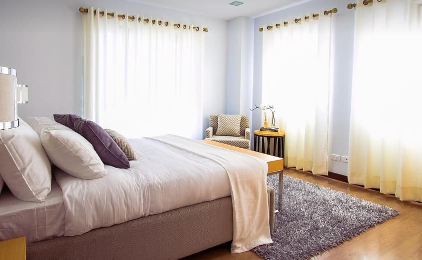 커튼·러그·침구류가 실내 미기후에 미치는 미세한 영향