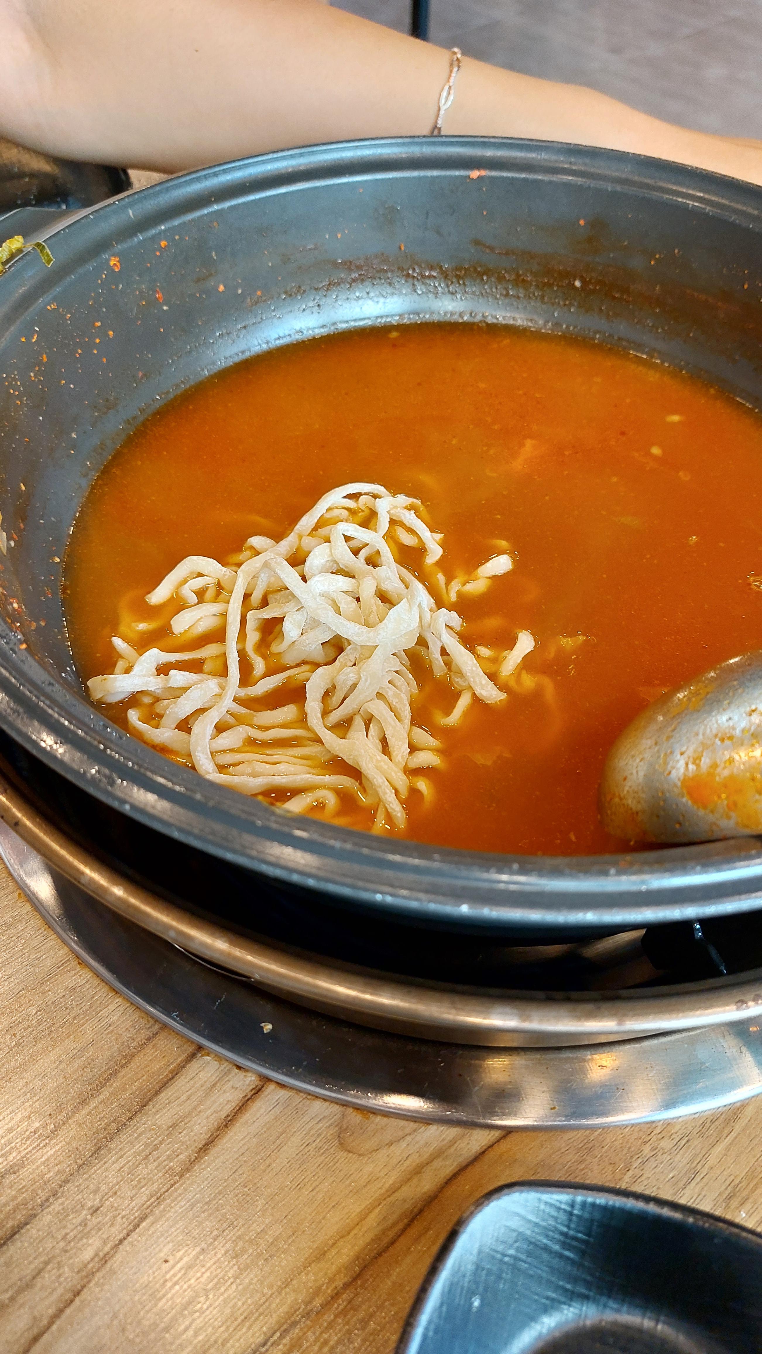 서비스로 나오는 칼국수도 삶아서 먹자! ㅎㅎㅎ