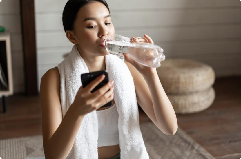 수분 섭취하는 여성