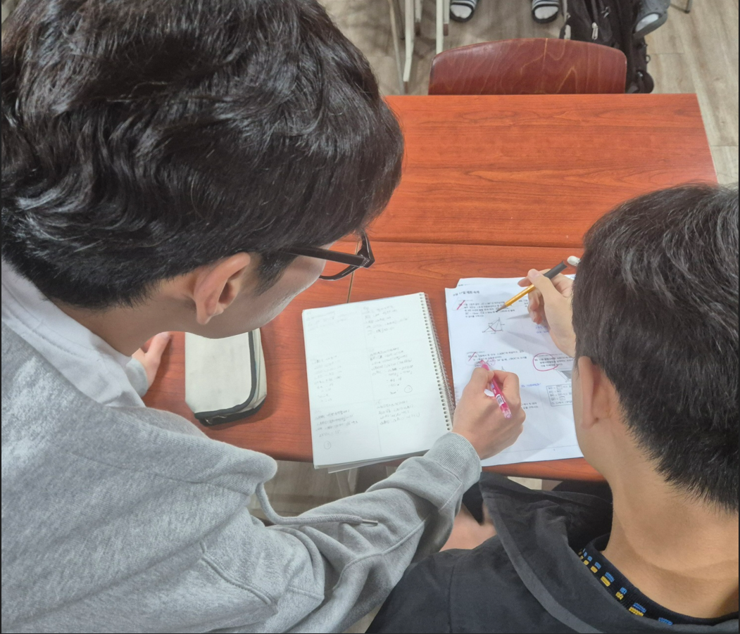 수학포기자에게 개인형 맞춤 학습을 하는 사진