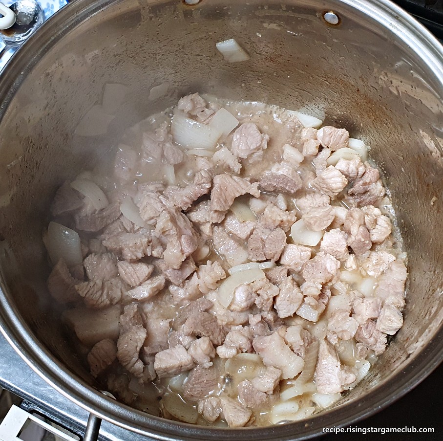 돼지고기 카레라이스에 들어갈 돼지고기를 5분간 잘 볶아 놓은 사진