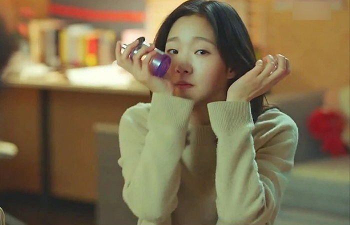 지속력 높은 향수 뿌리는 법을 알고 있는 김고은