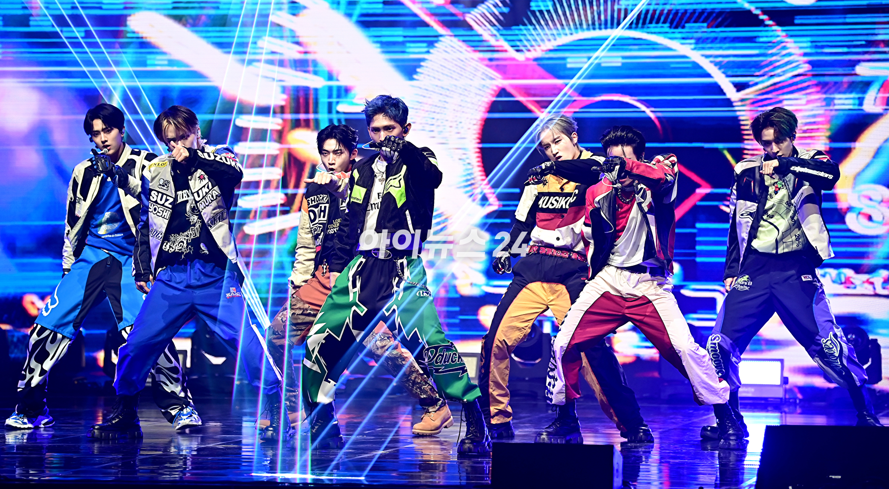 그룹 템페스트(TEMPEST)가 20일 오후 서울 목동 로운아트홀에서 열린 첫 번째 싱글 앨범 '폭풍 속으로' 쇼케이스에서 포토타임을 갖고 있다. [사진=곽영래 기자]