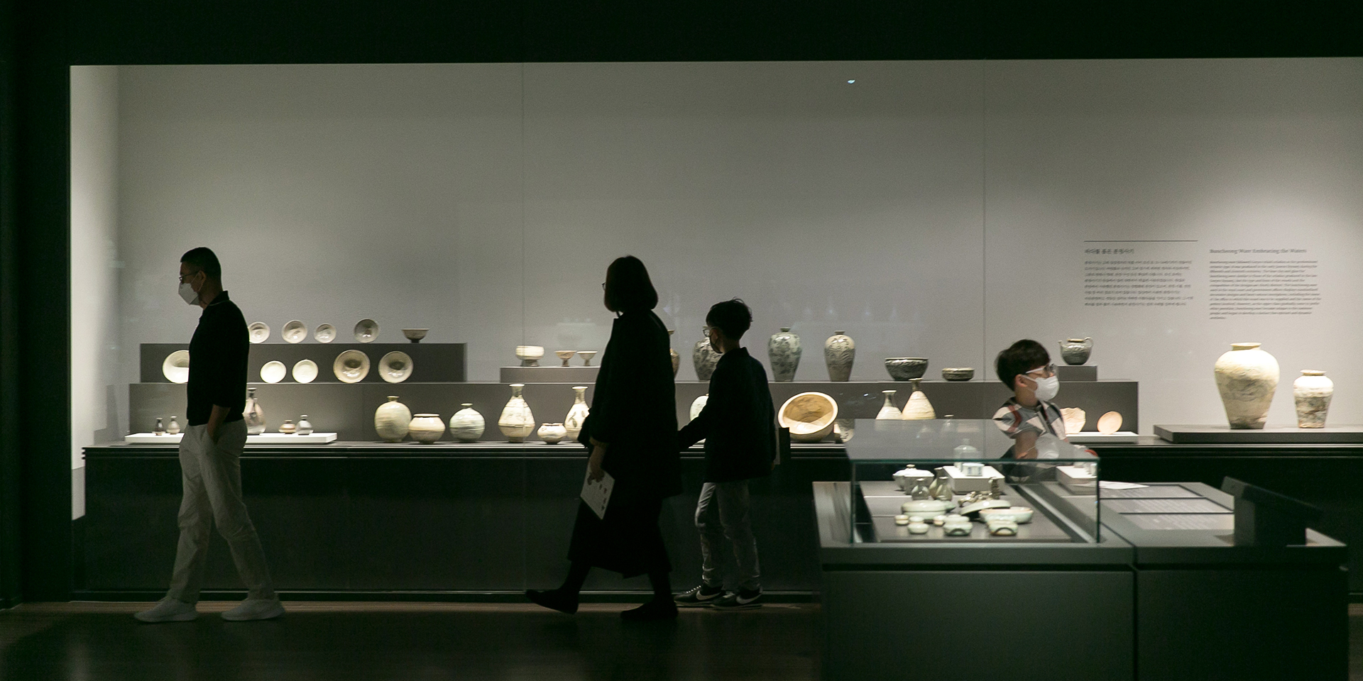 박물관관람중인 가족