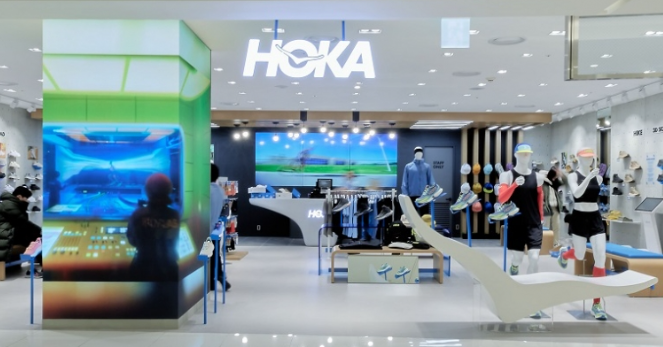 호카(Hoka)의 기원과 변화를 소개하는 역사 자료 이미지입니다.