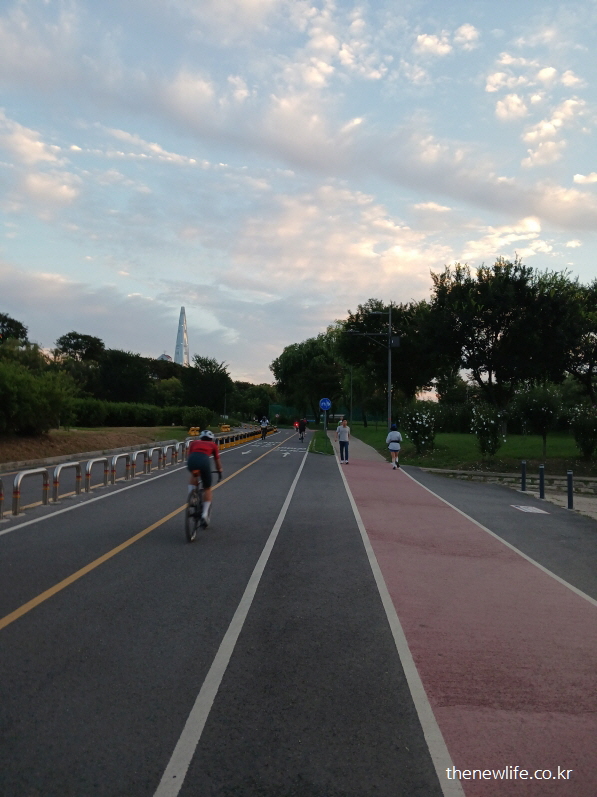 Brisk walking along the riverside trail for an easy way to lose weight