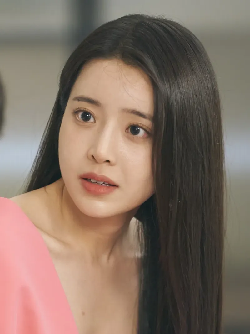 분홍색 원피스에 긴 검은 머리를 하고 있는 드라마 낮에 뜨는 달의 정이슬 캐릭터