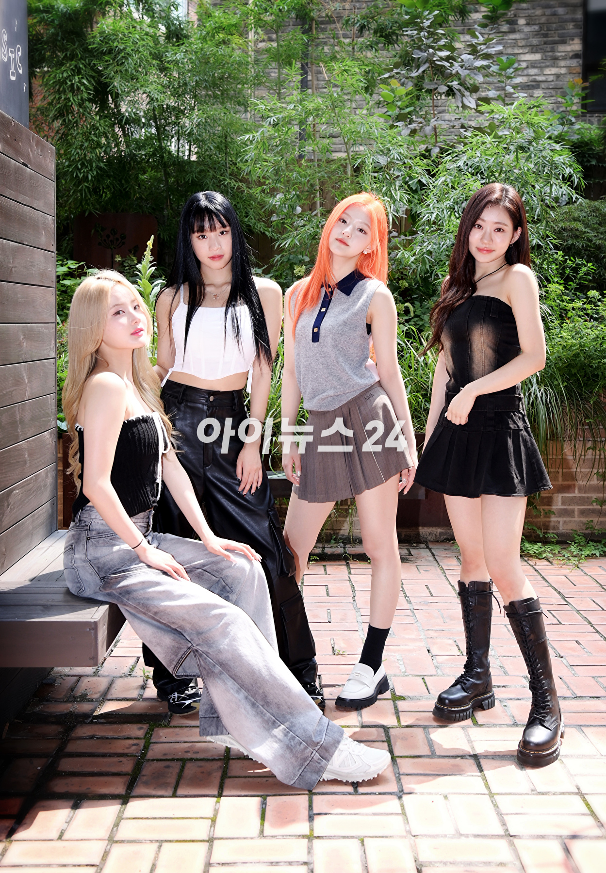 그룹 키스오브라이프(KISS OF LIFE)가 14일 서울 마포구 상수동 인근에서 진행된 조이뉴스24와의 인터뷰에 앞서 포즈를 취하고 있다. [사진=정소희 기자]