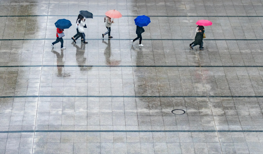 우산쓰고 가는 사람들