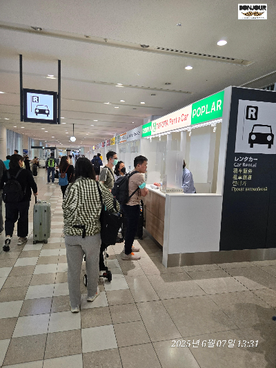 산치토세 공항 내 도요타 렌트카 부스와 손님들