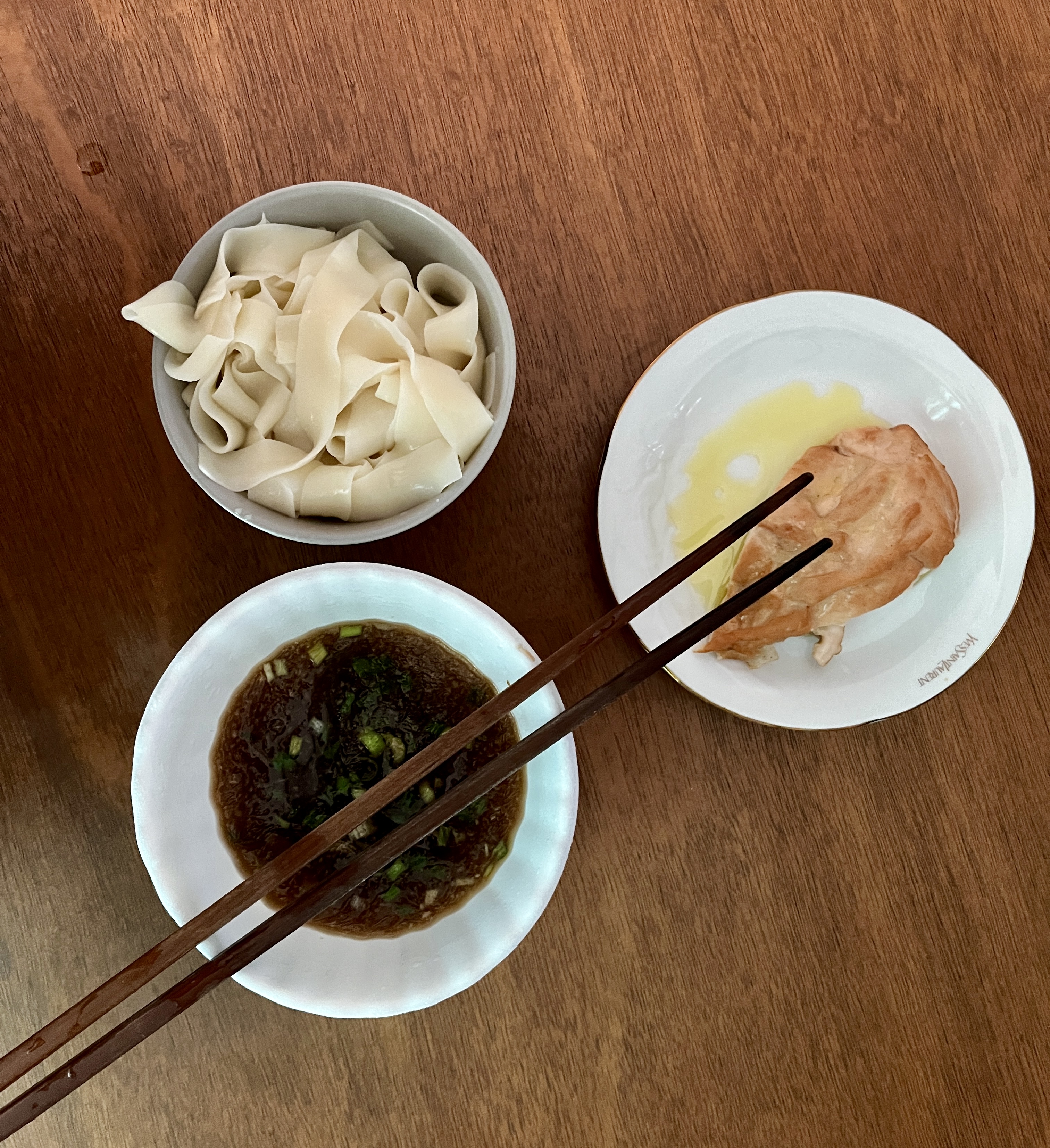 조리가 된 히모카와 우동과 닭가슴살이 식탁위에 올려진 상태