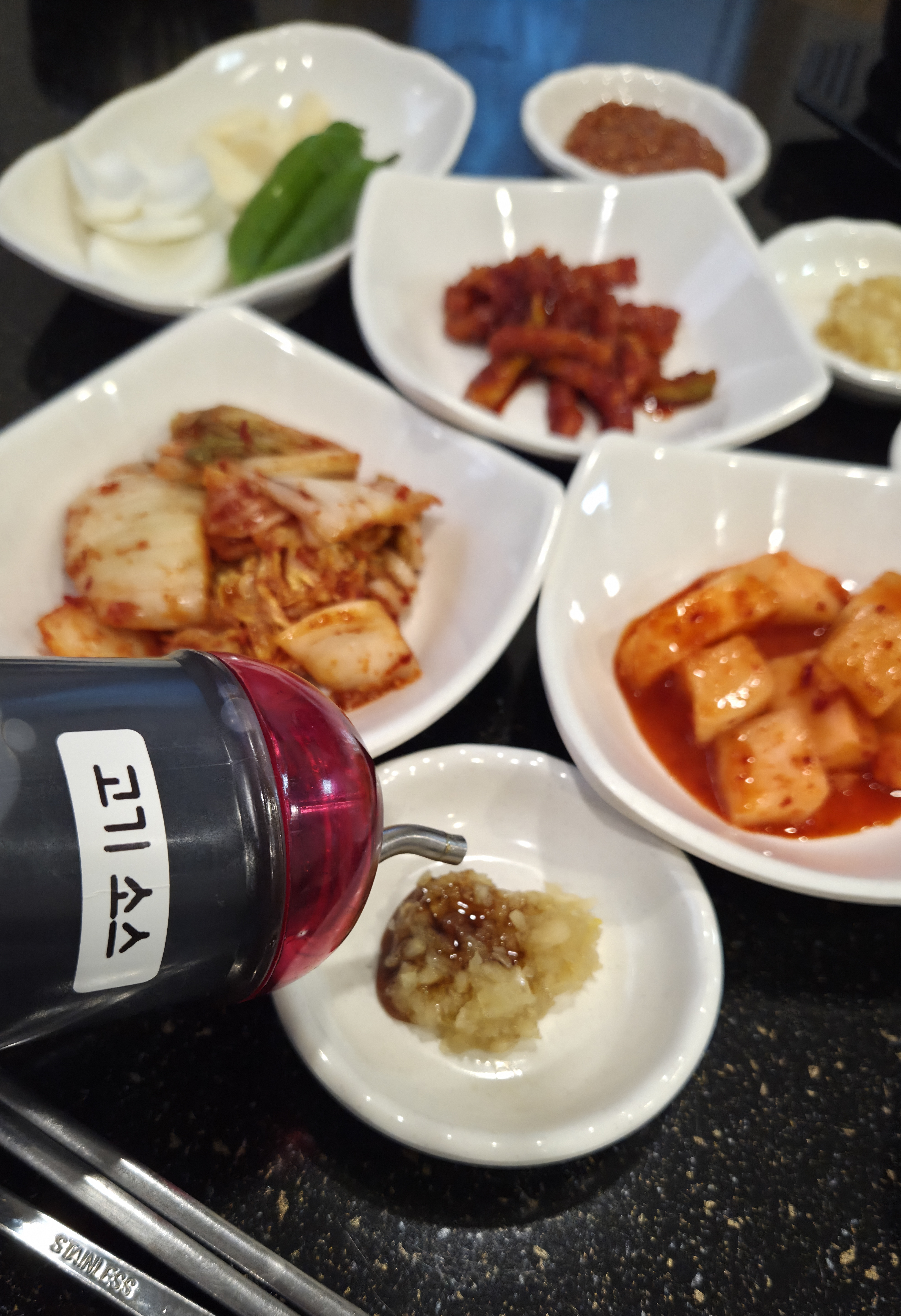 마늘과 간장 베이스의 소스