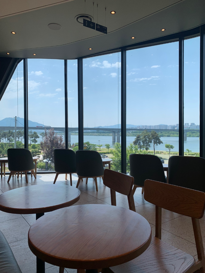 스타벅스 남양주삼패점 2층에서 바라본 한강뷰