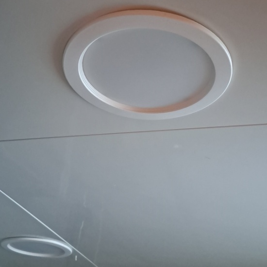 매립등이 설치되어 있습니다.