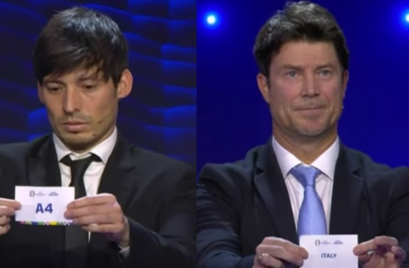 전직 축구선수 다비드 실바(왼쪽)와 브리안 라우드루프가 3일 독일 함부르크에서 열린 유럽축구연맹(UEFA) 유로 2024 본선 조 추첨식 도중 흘러나온 의문의 소리에 난처한 표정을 짓고 있다. [사진=유튜브 채널 'jarvo']