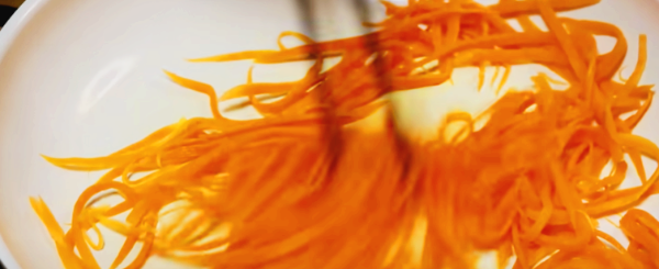 팬에 기름을 두른 후 당근을 볶고 있습니다