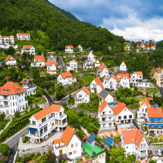 산중턱에 있는 많은 주택들