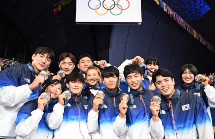 동메달을 보이며 웃는 선수들