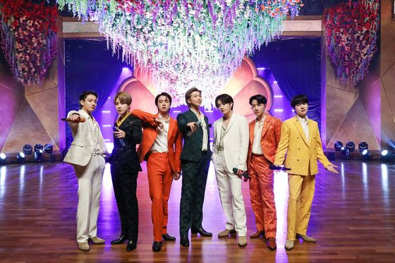 방탄소년단(BTS) 멕시코 대통령궁 영접 근황: 소칼로 광장 5만 인파와 '역사적 발코니 인사'