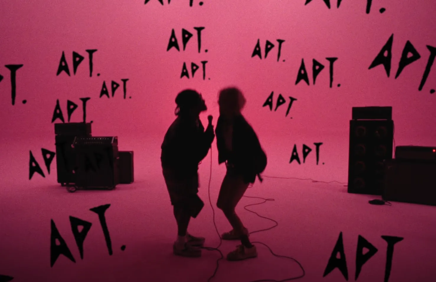 로제 브루노마스 아파트 뮤비 장면 2