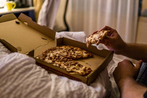 여름철 야식 위험성 : 살찌는 것보다 더 무서운 문제들