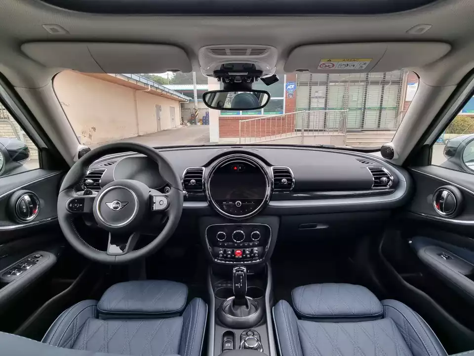 미니 클럽맨 S의 실내입니다.