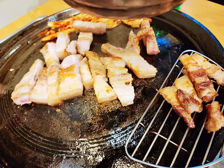 서초 반포 식당 묵은지 관자 돼지 삼합 솥뚜껑에 구운 흑돼지 맛있으면 0칼로리 맛집 추천