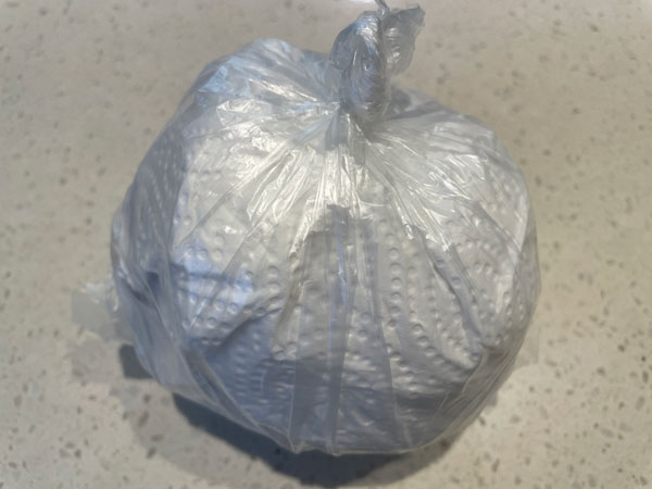 사과 보관법 - 위생비닐에 넣어 묶기