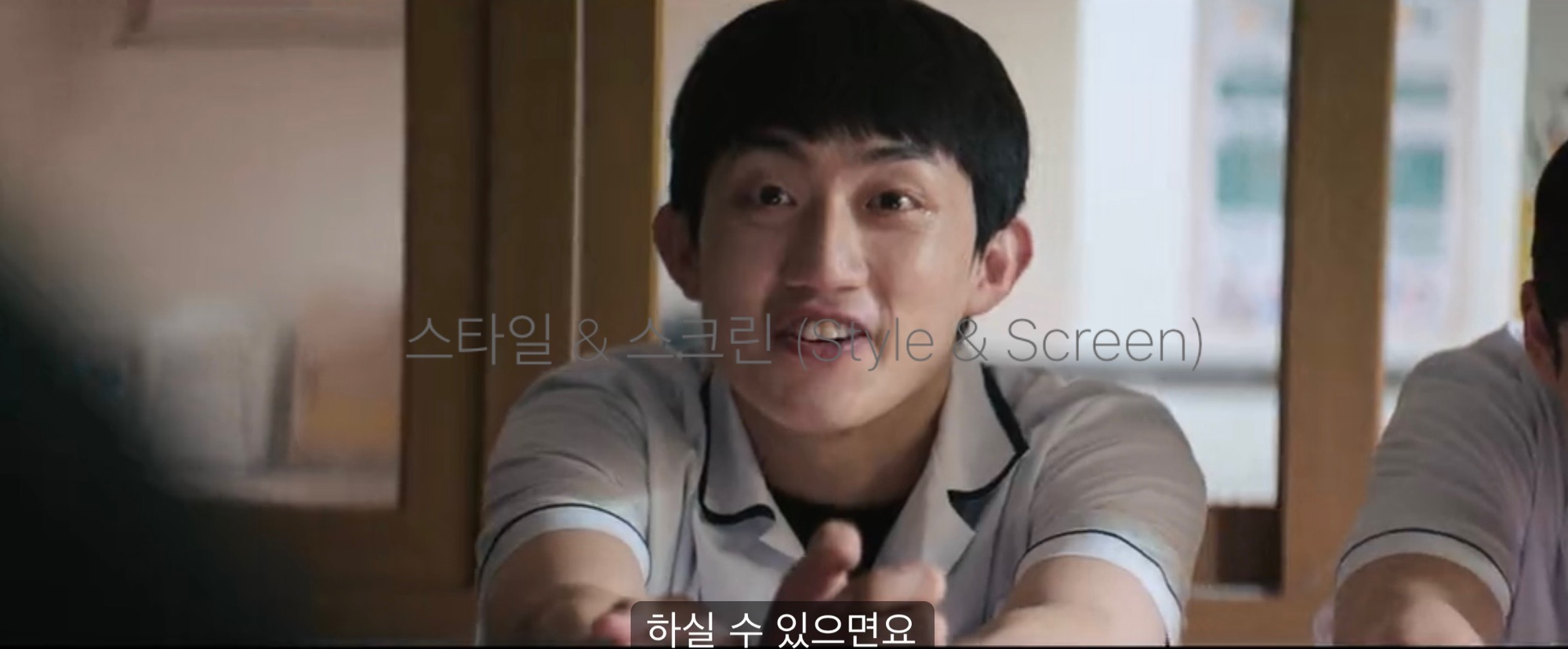 넷플릭스 참교육 시리즈 중 촉법소년 에피소드에서 한 남학생이 하실 수 있으면요라는 자막과 함께 어른들을 비웃으며 도발적인 표정을 짓고 있는 장면