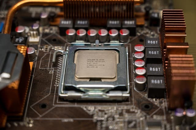 기존 CPU, GPU 대비 뉴로모픽 칩의 연산 효율성 분석