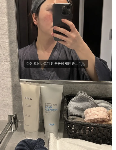 피부과 세안실 거울 앞에서 레이저 시술 및 마취 크림을 바르기 전 헤어밴드를 착용하고 클렌징폼으로 꼼꼼하게 세안을 마친 후 촬영한 내돈내산 거울 셀카 사진