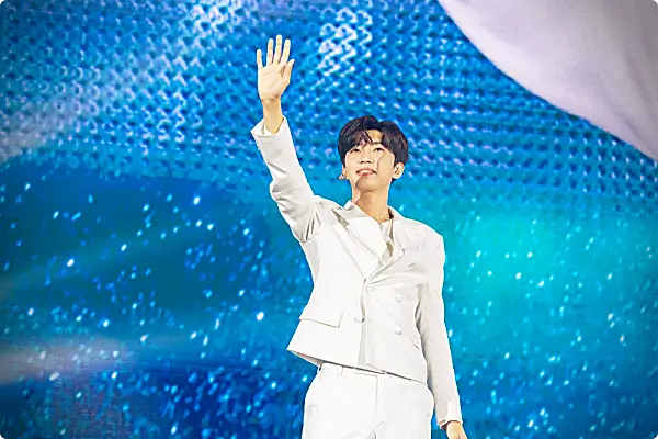 객석에 손을 흔드는 임영웅