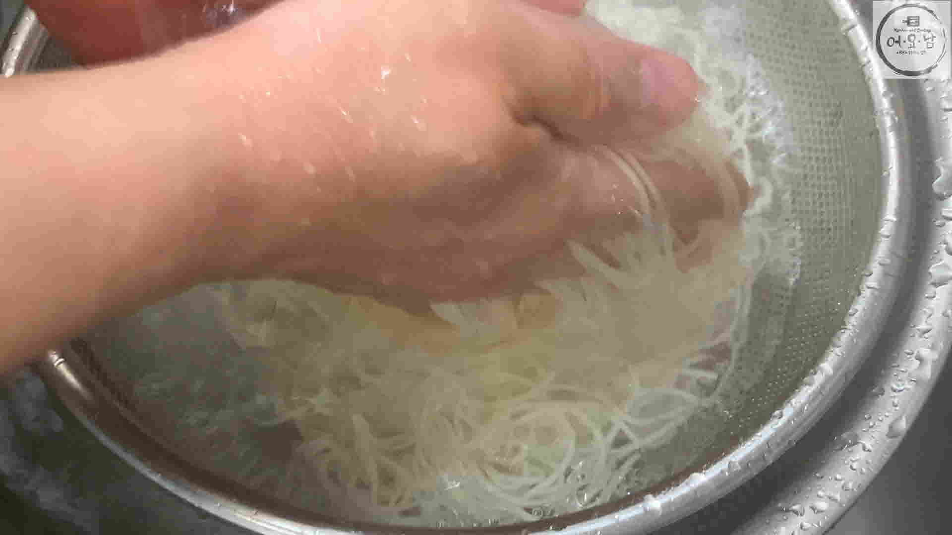 김치비빔국수_소면헹구기