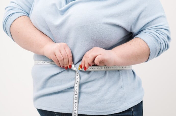 허리 둘레를 재는 여성