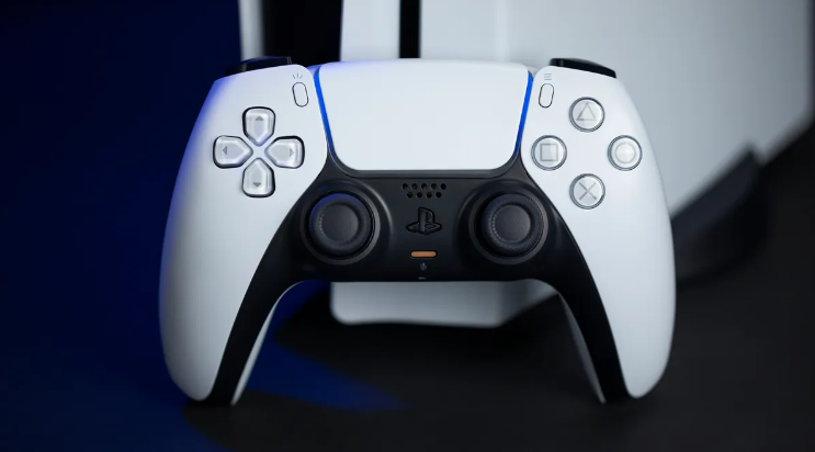 2.PS5에 기대어 있는 PS5 듀얼센스 컨트롤러의 클로즈업 사진