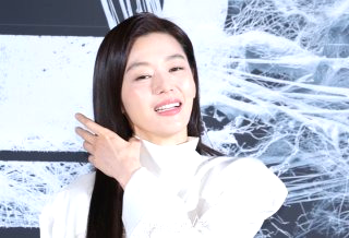 군체 영화 개봉일 줄거리 연상호 감독 출연진 전지현 구교환
