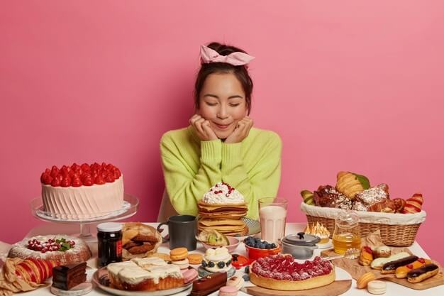 빵과-케익-앞에서-행복해-하는-여성
