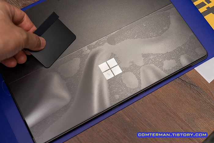 유니슈트 후면 보호 필름 부착 요령