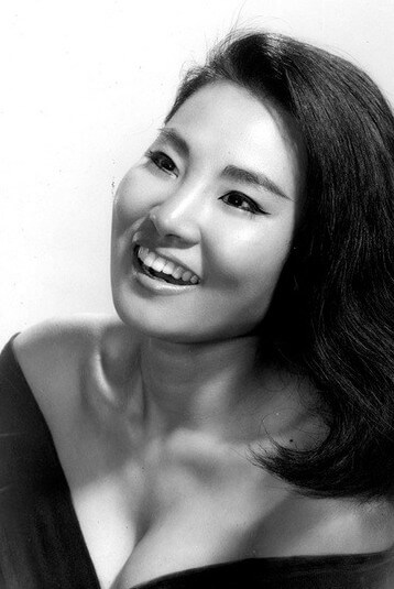 패티김-가을을-남기고-간-사랑-패티김의-젊은-시절-사진으로-긴-생머리를-하고-밝게-웃고-있는-흑백-사진