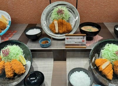 돈까스 모형들이 진열장 안에 세워져 있다.