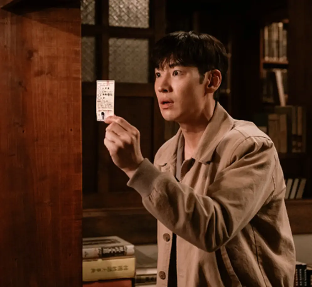 수사반장- 이제훈이 종이를 들고 진지하게 서있는 모습