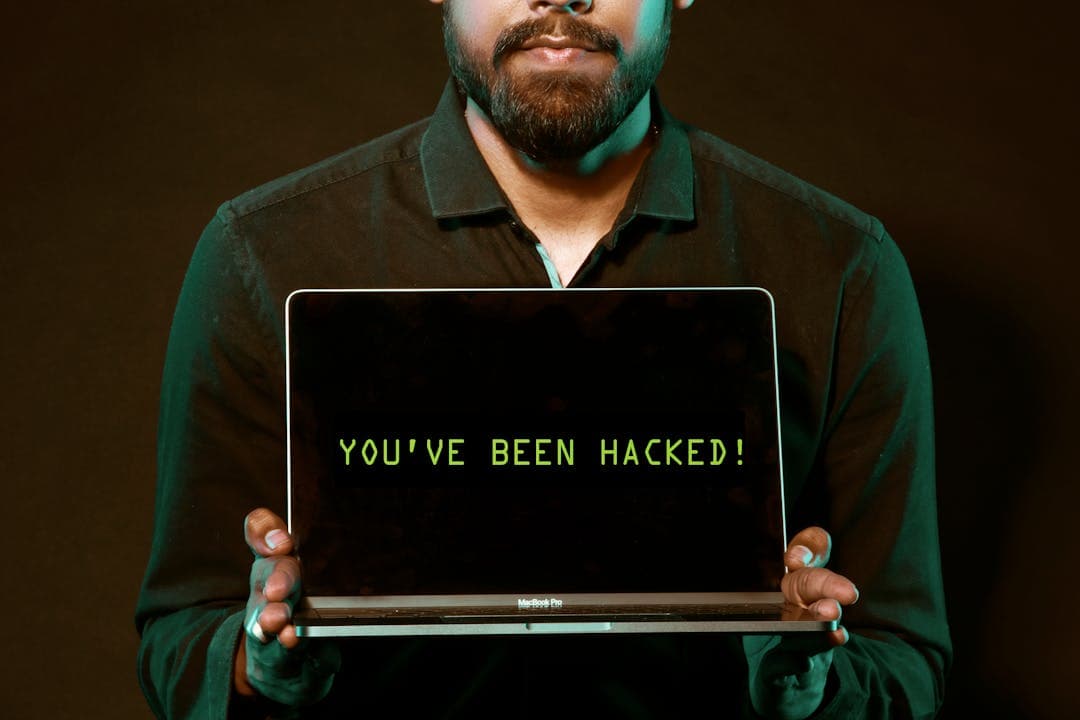 해킹당한 메시지를 보여주는 노트북, 계좌 정보 유출 경고