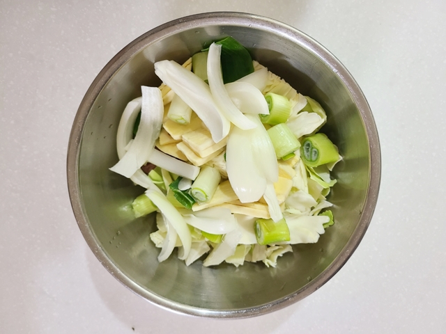 볼에 담아놓은 손질한 야채들