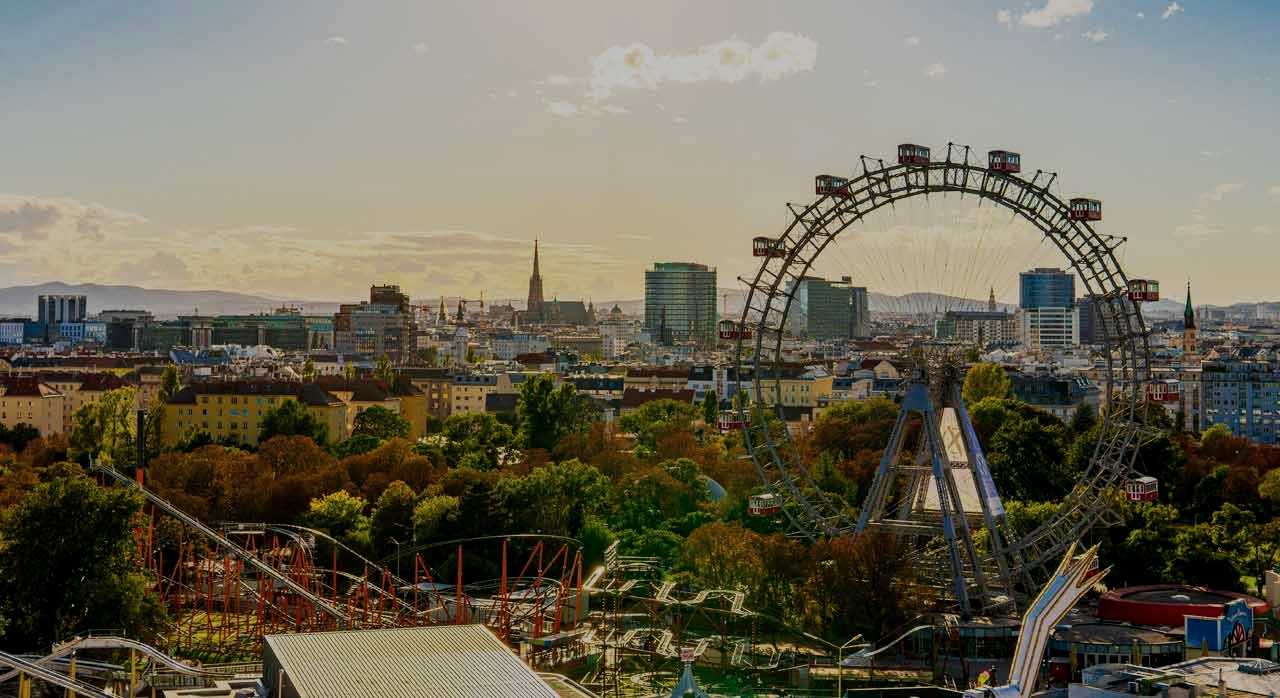 프라터 놀이공원의 대관람차가 노을진 하늘을 배경으로 돌아가는 모습. [ⓒPexels &lsquo;Anton Uniqueton&lsquo;]