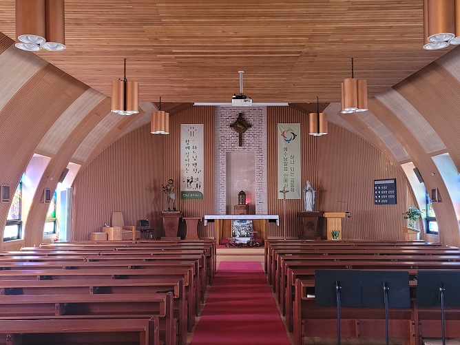 곡성성당 성전 안 십자고상, 제대, 제단
