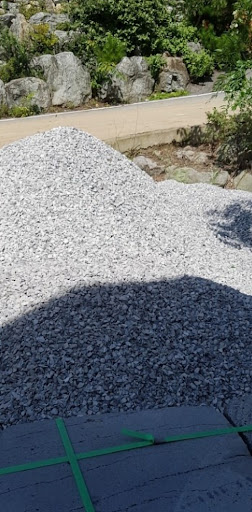 200평 마당 파쇄석 공사를 위해 현장에 반입된 파쇄석 더미 모습