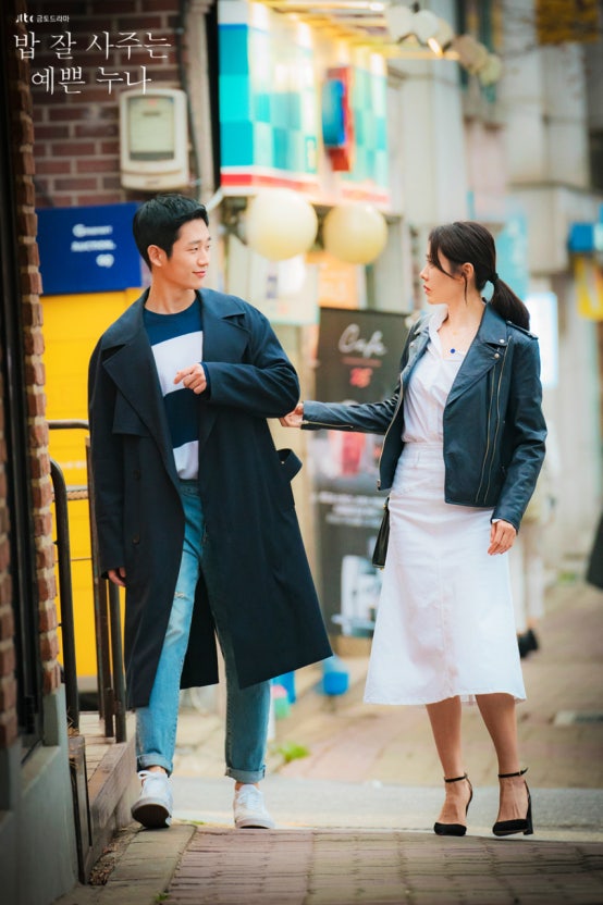 어느 골목에서 남녀 주인공이 대화하는 사진