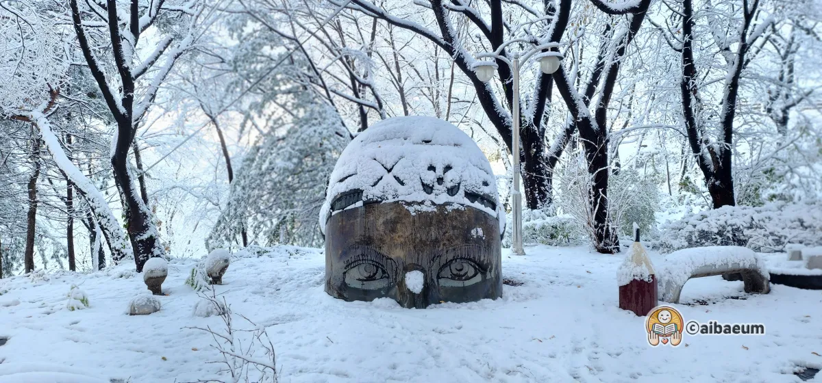 눈에-덮인-공원의-조형물