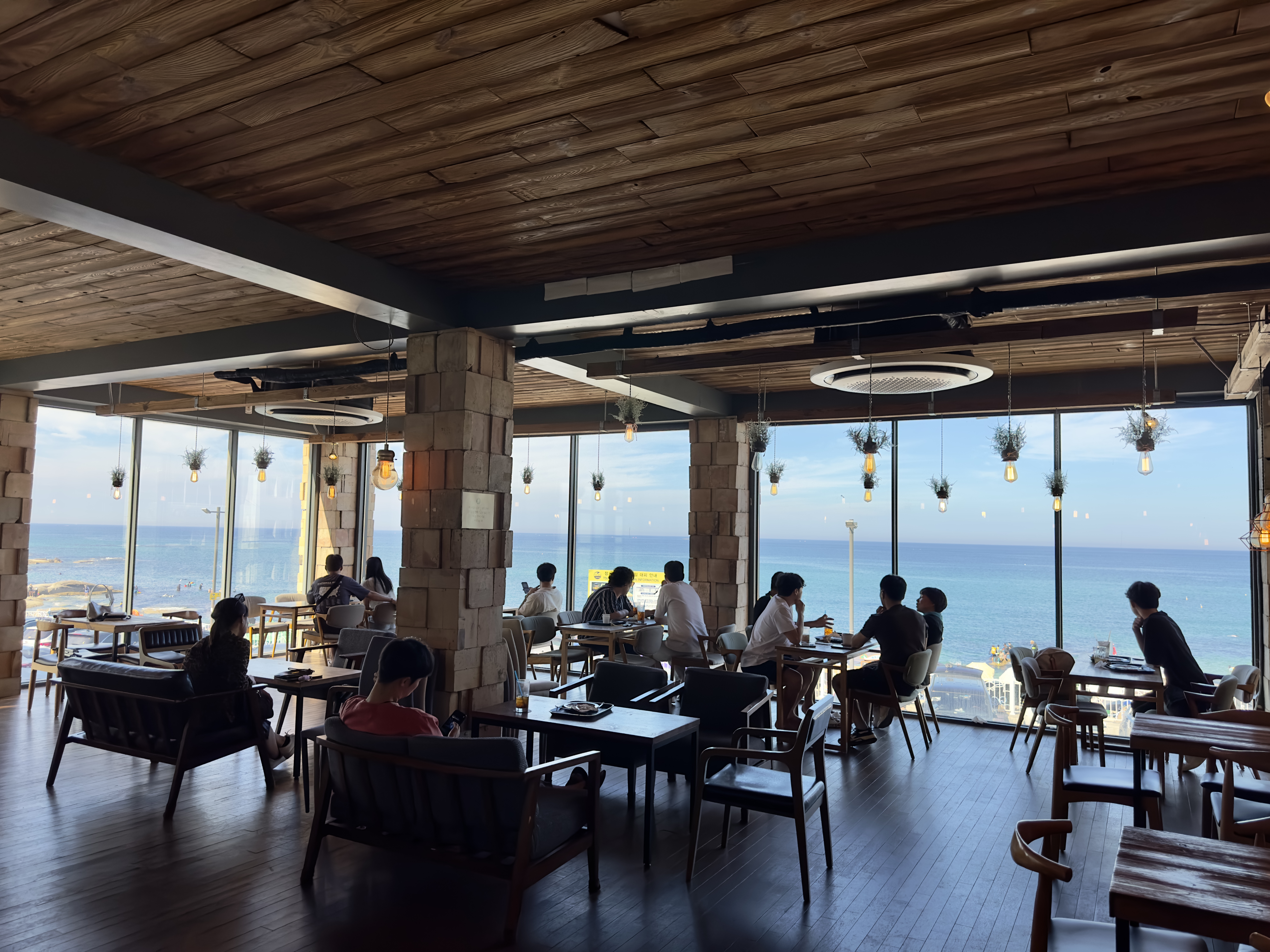 어나더블루 2층 공간